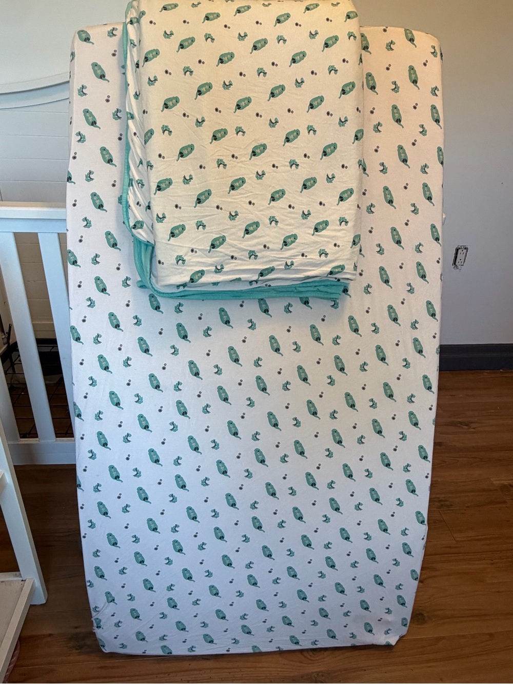 Kyte Baby Otter Print Bedding Bundle โ Youth Blanket + Crib Sheet